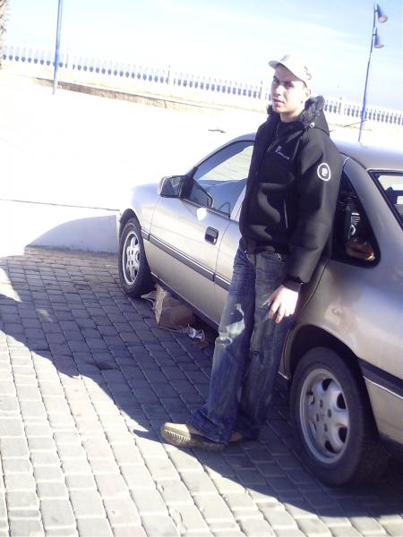 sora bidoun ta3li9 matssawlonich wach had la voiture dyali ?