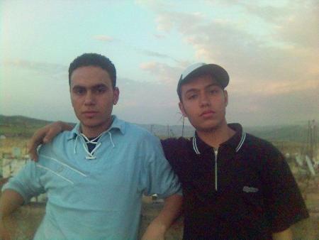 c'est moi avec mon frere dans la terasse