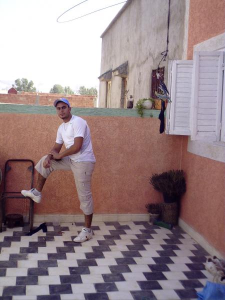 je suis a bouhlou chez mounir